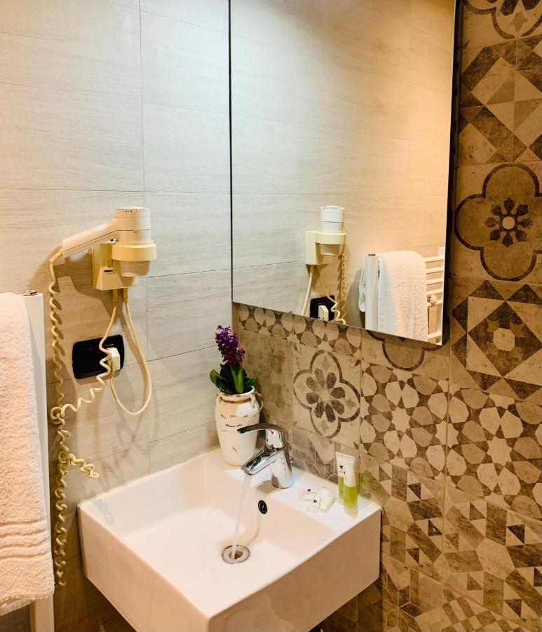 Hotel Astrid Milan Bagian luar foto