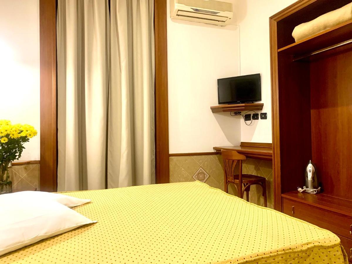 Hotel Astrid Milan Bagian luar foto