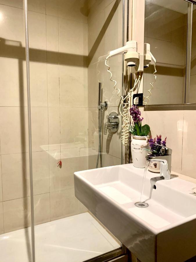 Hotel Astrid Milan Bagian luar foto