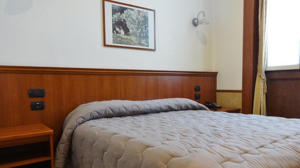 Hotel Astrid Milan Bagian luar foto