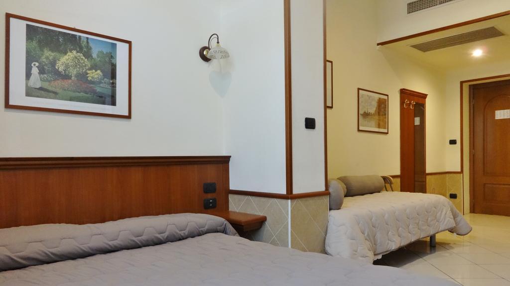 Hotel Astrid Milan Bagian luar foto
