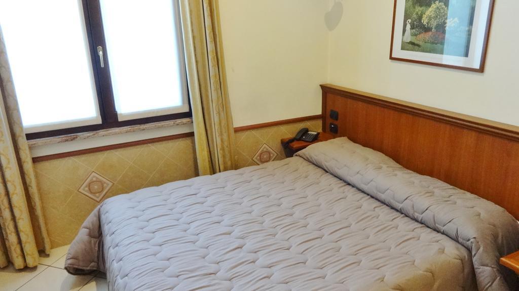 Hotel Astrid Milan Bagian luar foto