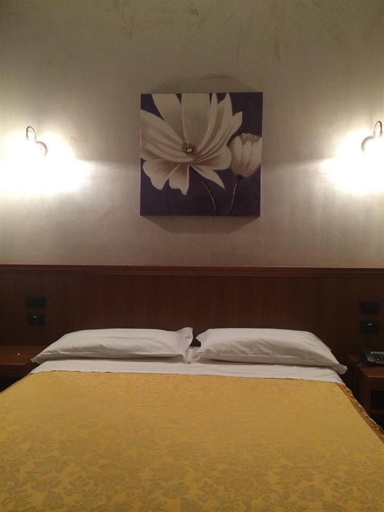Hotel Astrid Milan Bagian luar foto